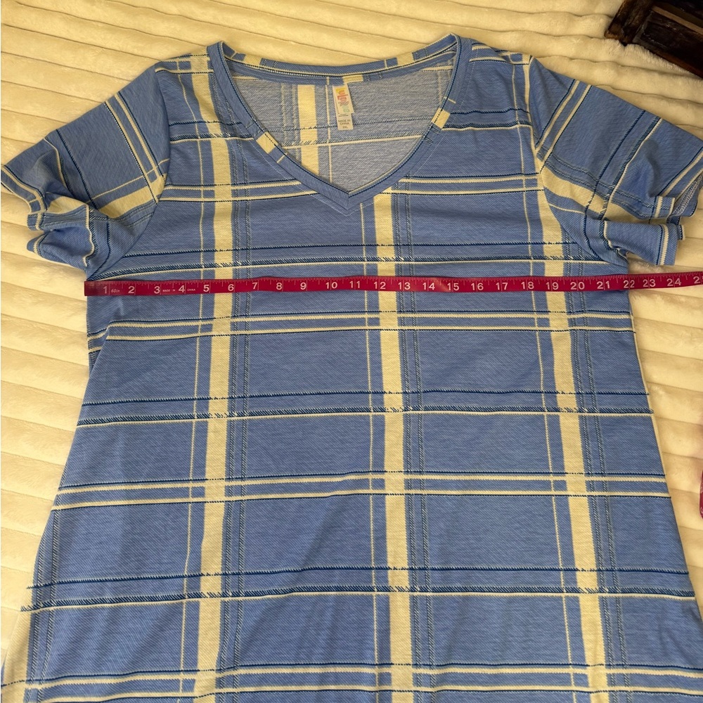 Lularoe Christy T v-neck tee size 2X - Picture 4 of 9